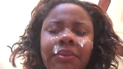 கருப்பின பிரேசிலியப் பெண் குத உடலுறவுக்குப் பிறகு ஒரு பெரிய டிக் உடன் முகத்தில் படபடப்பைப் பெறுகிறாள்